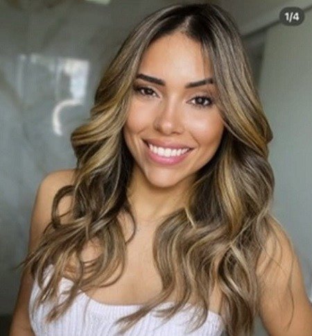 Uma policial militar de 27 anos, identificada como Júlia Natália Girão Gomes, foi presa em flagrante na terça-feira (11), no Ceará, sob a suspeita de participação no homicídio do soldado Raphael Sampaio da Silva
